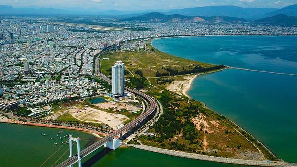 Dự án The Sunrise Bay nằm kề bên bãi biển nhìn từ trên cao - Ảnh: HỮU KHÁ