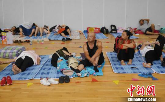 Người dân Ôn Châu, tỉnh Chiết Giang ở nơi tránh trú. Ảnh: Chinanews