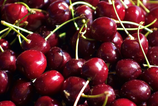 Giá Cherry nhập khẩu từ Mỹ về Việt Nam chỉ hơn 200.000 đồng/kg