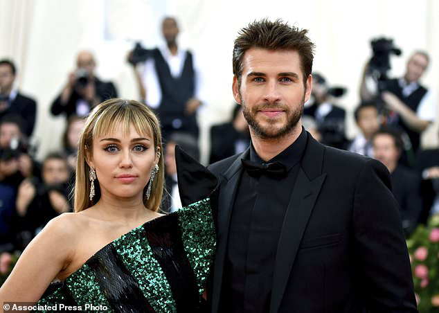 Miley Cyrus - Liam Hemsworth  &quot;đường ai nấy đi &quot; sau 1 năm kết hôn