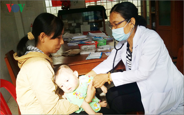 Khám chẩn đoán bệnh sốt xuất huyết cho trẻ tại trạm y tế xã ( Ảnh: PV)