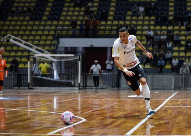Tiền đạo Douglas là chân sút chủ lực của đội futsal Corinthians ở Brazil