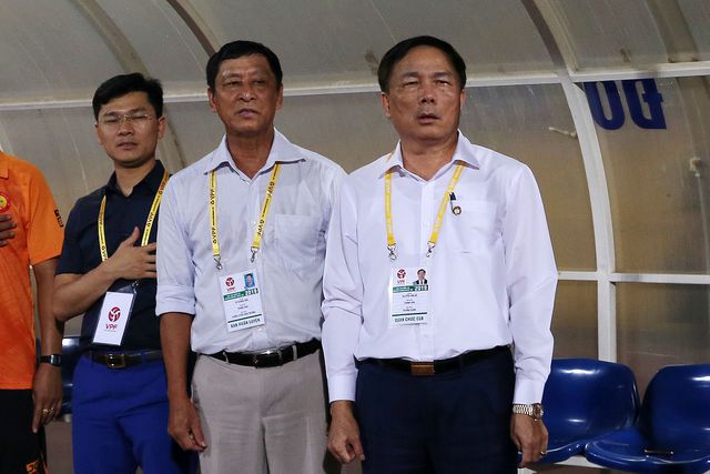 HLV Vũ Quang Bảo (giữa) trong trận đấu CLB Thanh Hóa thua CLB Hà Nội 0-5