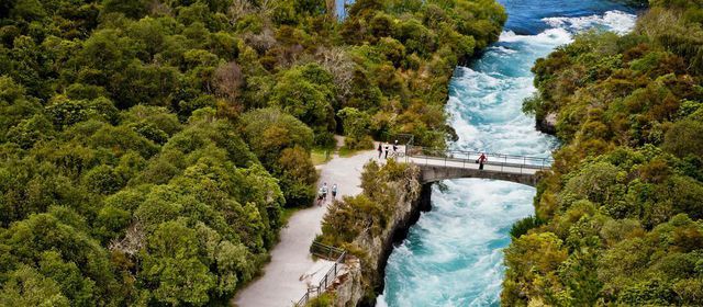 Huka là một trong những thác nước thu hút du lịch nổi tiếng ở New Zealand