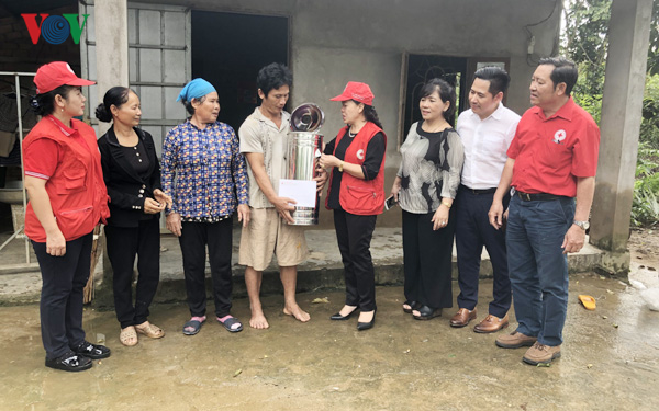Đoàn cứu trợ trao hỗ trợ cho người dân bị thiệt hại tai Đồng Nai.