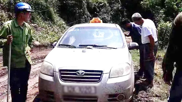 hiếc xe taxi bị bỏ lại tại bản Đá Phổ, cách trụ sở Ủy ban nhân dân xã Bắc Phong khoảng 1,5km ((Ảnh: Dân Trí)