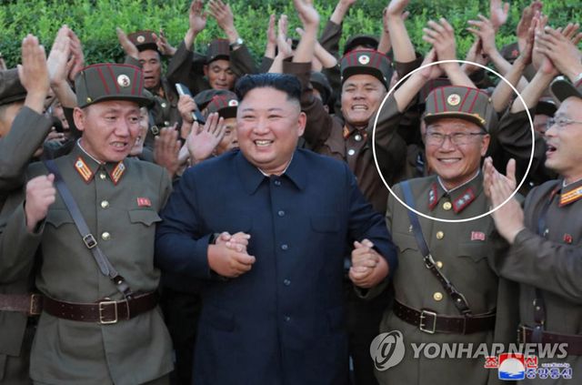 Ông Kim Jong-un chụp hình với nhà khoa học và các quân nhân sau vụ thử tên lửa ngày 6/8. Bên phải ông Kim là ông Jon Il-ho, nhà khoa học thường tháp tùng Chủ tịch Triều Tiên thị sát các vụ thử vũ khí của Triều Tiên (Ảnh: KCNA) (Ảnh: KCNA)
