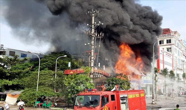 Siêu thị bốc cháy ngùn ngụt. Ảnh: Việt Hùng - TTXVN 