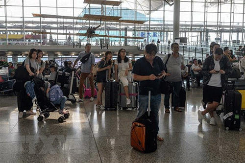 Hành khách tại sân bay quốc tế Hong Kong ngày 14/8.