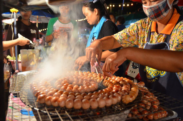 Thức ăn đường phố của Thái Lan thu hút du khách bởi tính đa dạng và giá cả vừa túi tiền - Ảnh: AFP