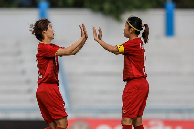 Huỳnh Như (phải) lập hattrick, giúp đội nữ Việt Nam thắng đậm Indonesia