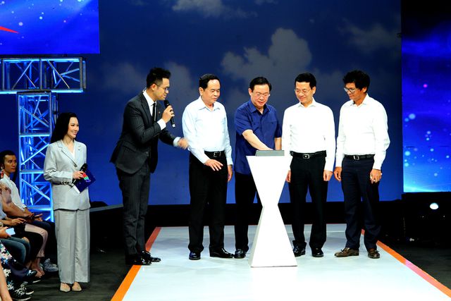 Phó Thủ tướng Vương Đình Huệ cùng các lãnh đạo bấm nút khởi động Cổng thông tin nhân đạo quốc gia để tiếp nhận tin nhắn ủng hộ người nghèo.