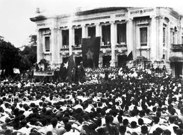 Quần chúng tập trung trước Quảng trường ngày 19-8-1945 (nguồn: Internet).