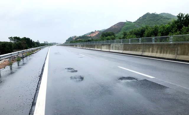 Cao tốc Đà Nẵng - Quảng Ngãi đoạn Km65+000 - Km131+500 thông xe tháng 9/2018, nhưng hỏng ngay sau đó (ảnh: Công Bính)