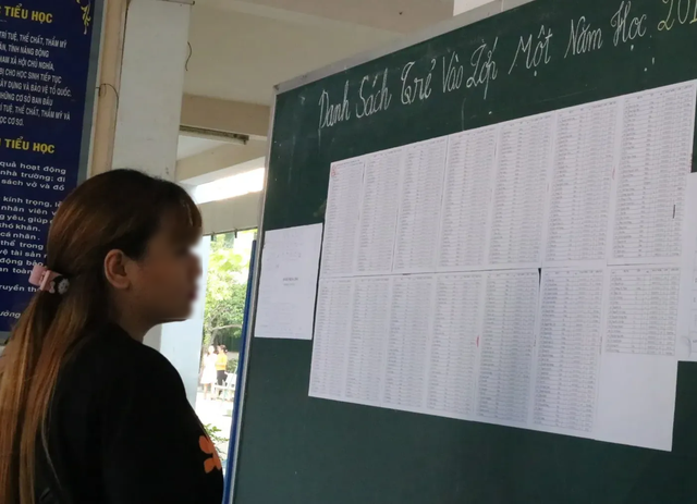 Phụ huynh mang nhiều nỗi lòng về các khoản tiền trường khi con đi học (Ảnh mang tính minh họa)