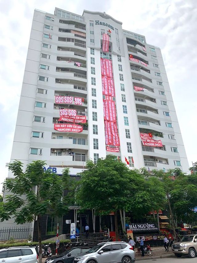 Băng rôn kêu cứu treo đỏ cả Toà nhà chung cư Hancom.