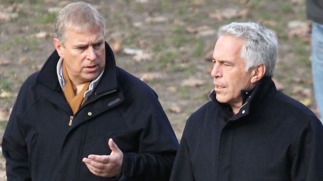 Hoàng tử Andrew (trái) và tỷ phú Epstein (Ảnh: NEWS SYNDICATION)