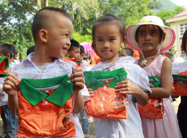 Học sinh vui mừng khi được nhận trên tay áo đồng phục cho ngày khai giảng.