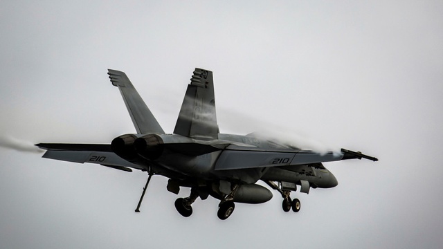 Ảnh: Một chiếc F/A-18E chuẩn bị hạ cánh. Ảnh: Reuters