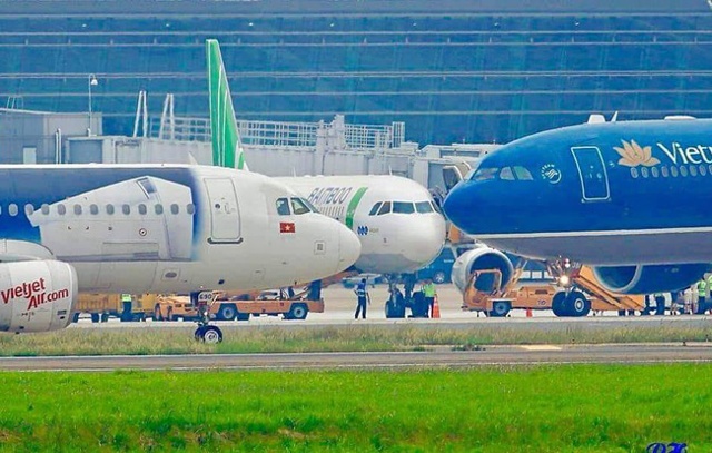 Ảnh hưởng của bão số 3, hàng loạt chuyến bay bị đi/đến sân bay Cát Bi và Vân Đồn bị hủy chuyến, chuyển hướng bay.