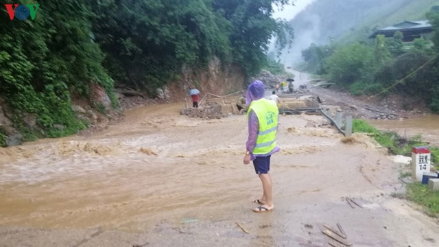  mua lu lam 1 nguoi chet, nhieu thiet hai ve nha cua o moc chau hinh 1 Mưa liên tục trong 2 ngày qua khiến hàng trăm vị trí trên các tuyến quốc lộ, tỉnh lộ ở Sơn La bị sạt lở, gây ngập.