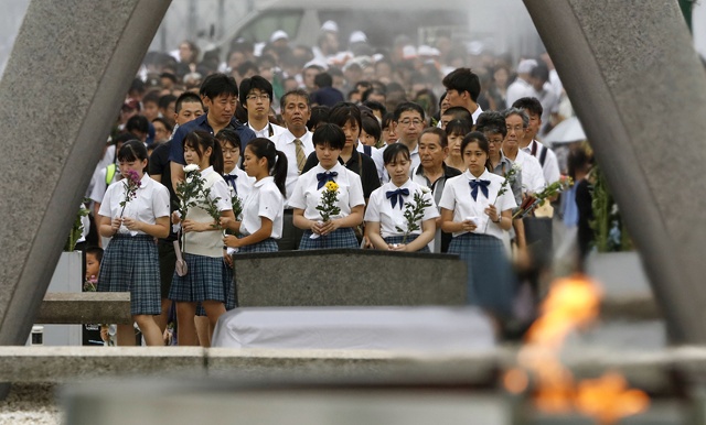 Lễ tưởng niệm 74 năm ngày quân đội Mỹ ném bom nguyên tử xuống thành phố Hiroshima tại công viên Hòa bình sáng 6/8. Ảnh: Time Magazine