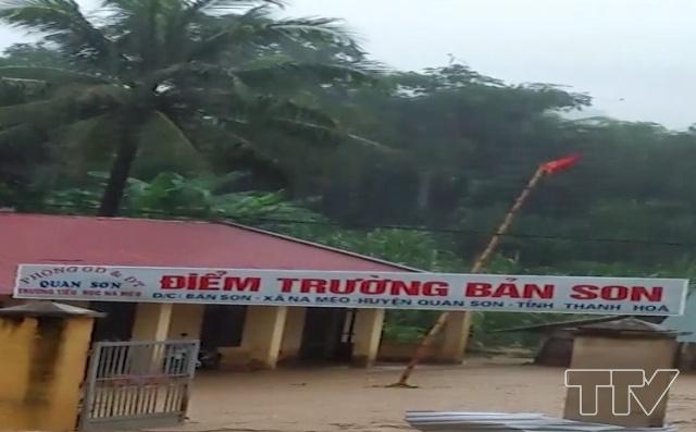 ​Chỉ trong chớp mắt, toàn bộ khu nhà ở giáo viên, phòng học đã bị cuốn trôi theo dòng nước lũ.
