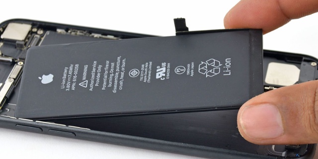 Apple đang bổ sung một biện pháp bảo mật mới nhằm ngăn cản việc bất kỳ bên thứ ba nào thay thế hoặc sửa chữa pin của iPhone. (Ảnh: 9to5M