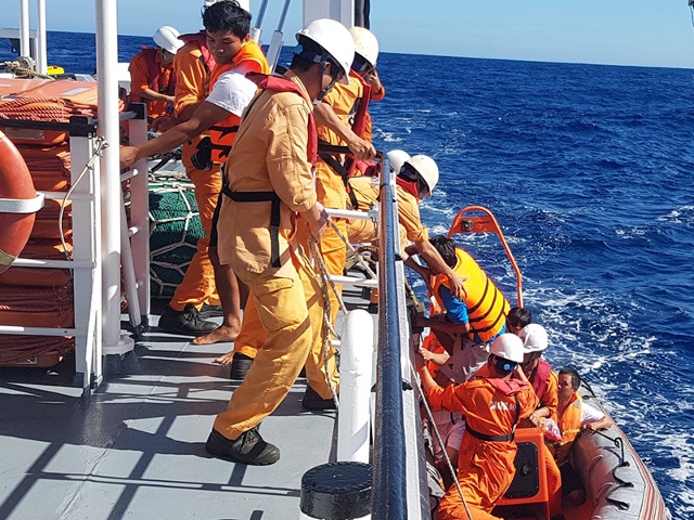 Lực lượng chức năng cứu nạn thành công 6 thuyền viên.