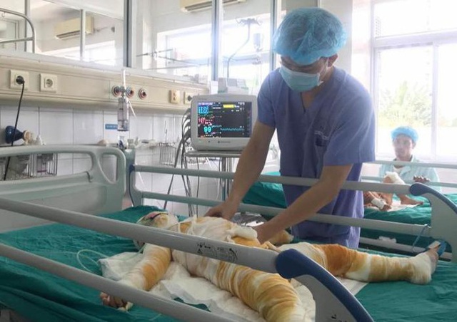 Một trong ba trẻ mầm non Tuổi thơ bị bỏng do cồn. (Ảnh: VTC News)