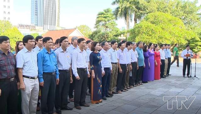 Đoàn đại biểu ngành Giáo dục và đào tạo tỉnh Thanh Hóa đã đến Khu Văn hóa tưởng niệm Chủ tịch Hồ Chí Minh, TP. Thanh Hóa dâng hương, báo công lên Bác những thành tích nghành đã đạt được trong những năm qua. 