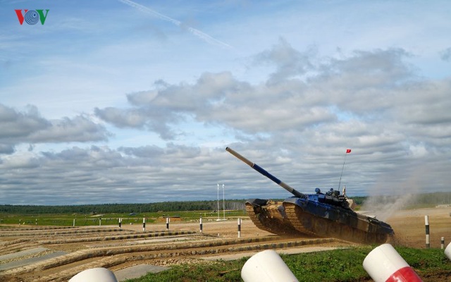 Xe tăng của đội Việt Nam vượt trướng ngại vật.