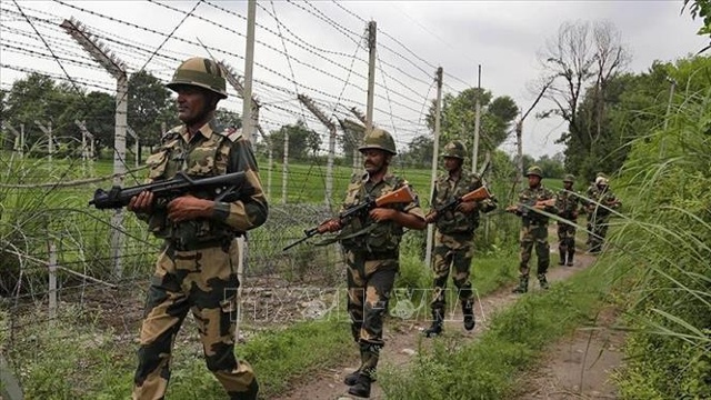Binh sĩ Ấn Độ tuần tra dọc Ranh giới kiểm soát ở Kashmir. Ảnh: AP/TTXVN