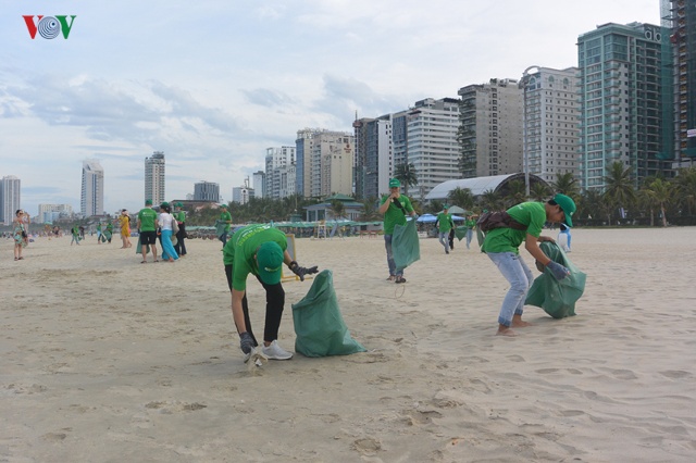 Hơn 600 người dọn rác tại bãi biển Phạm Văn Đồng.