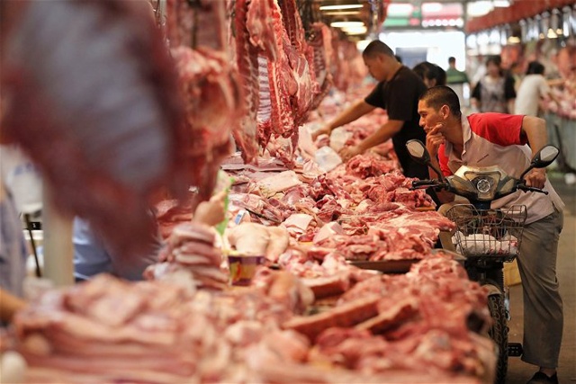 Thịt heo được bày bán ở một ngôi chợ ở Bắc Kinh. Ảnh: Reuters