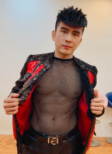 Đan Trường diện áo lưới khoe thân hình săn chắc.
