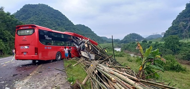 Vụ tai nạn khiến tài xế xe tải tử vong tại chỗ.