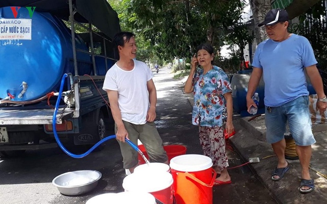 Người dân các khu vực xa nhà máy nước được tiếp tế nước sạch bằng xe bồn.