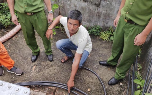 Đối tượng Dũng đang thực hiện lại hành vi của mình.