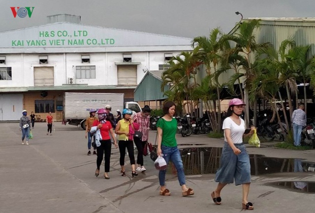 Công nhân phấn khởi vì Ban lãnh đạo công ty đã thực hiện đúng cam kết trả lương cho công nhân.