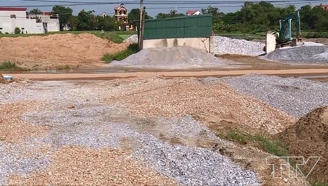Công ty TNHH Đức Cường, xã Thiệu Giao, huyện Thiệu Hóa đã tập kết vật liệu xây dựng sai mục đích sử dụng đất, không đảm bảo các điều kiện kinh doanh cát theo quy định của pháp luật. 