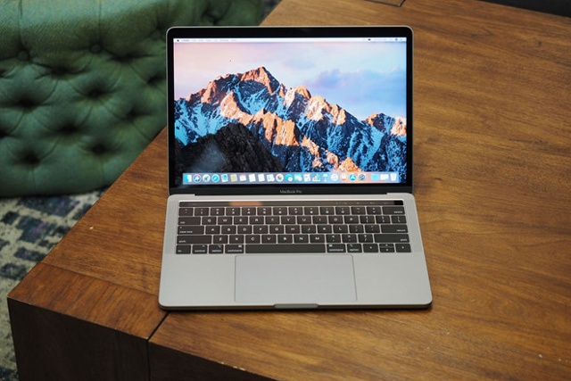 H&atilde;ng H&agrave;ng kh&ocirc;ng quốc gia Singapore cấm mang một số loại m&aacute;y t&iacute;nh x&aacute;ch tay MacBook Pro 15 &ndash;inch đời cũ l&ecirc;n m&aacute;y bay. (Ảnh minh họa: KT)