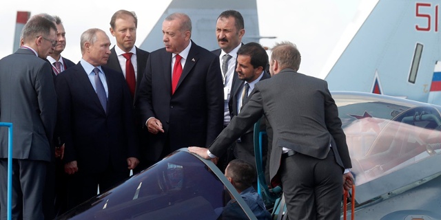 Tổng thống Nga Vladimir Putin và Tổng thống Thổ Nhĩ Kỳ Tayyip Erdogan đang xem một chiếc Su-57 tại triển lãm hàng không MAKS-2019 ngày 27/8/2019. Ảnh: AP