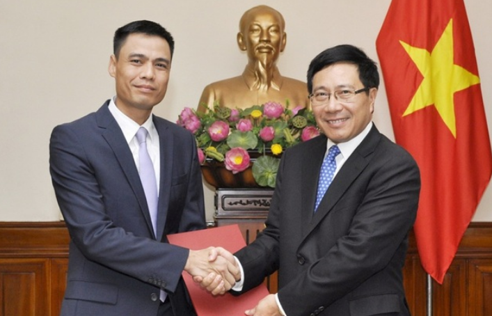 Ông Đặng Hoàng Giang (trái) nhận quyết định bổ nhiệm làm Trợ lý Phó Thủ tướng Phạm Bình Minh.