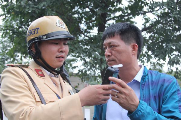 CSGT Hà Nội đo nồng độ cồn đối với người tham gia giao thông ở quận Hà Đông. (Ảnh: Mạnh Đoàn)
