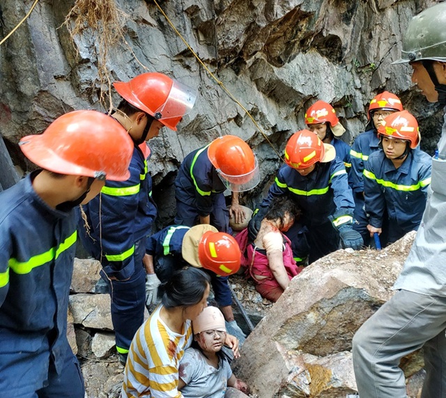 Cảnh sát PCCC Công an tỉnh Khánh Hòa nỗ lực giải cứu nạn nhân ra khỏi hiện trường.  Ảnh: Cảnh sát PCCC Khánh Hòa