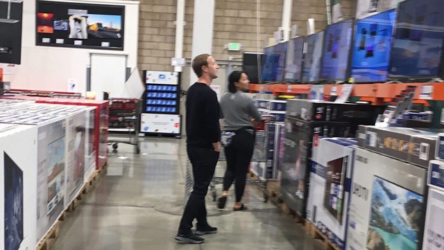 Tài sản hàng chục tỉ USD, vợ chồng Mark Zuckerberg vẫn bị bắt gặp đang đi  &quot;săn &quot; đồ giảm giá.