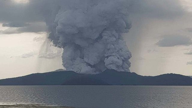 Núi lửa Taal phun ra tro vào ngày 12/1/2020. (Nguồn: rappler.com)