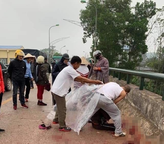 Hình ảnh người dân hỗ trợ, sơ cứu nạn nhân trên cầu Sông Công (Ảnh: CTV).