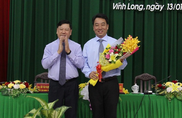 Ông Trần Văn Rón, Ủy viên Trung ương Đảng, Bí thư Tỉnh ủy Vĩnh Long (bên trái) tặng hoa chúc mừng tân Chủ tịch UBND tỉnh Vĩnh Long Lữ Quang Ngời